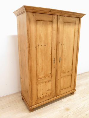 Stylová šatní skříň