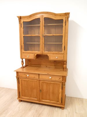 Selská kredenc zdobená